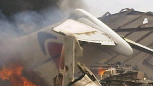 Трима души загинаха в самолетна катастрофа близо до международното летище