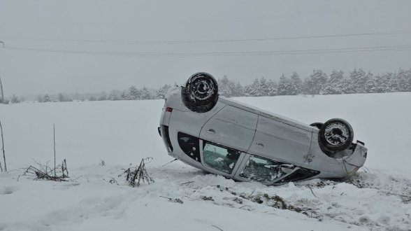 Мъж е пострадал след като жена му забила колата им