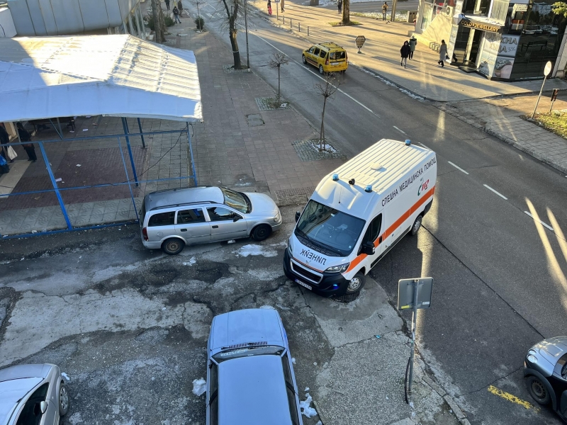 Сирени на линейка огласиха центъра на Враца днес видя репортер