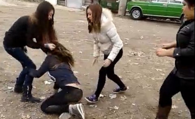 Отново насилие в училище Клип с бой между ученички в