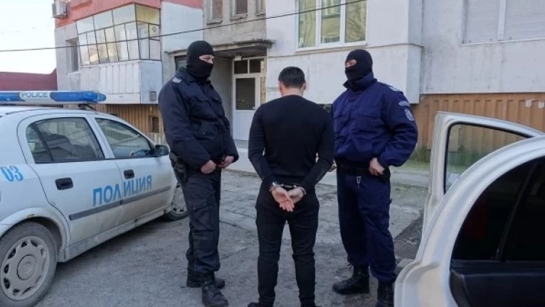 Полицейски служители са задържали младеж в когото открили множество наркотични