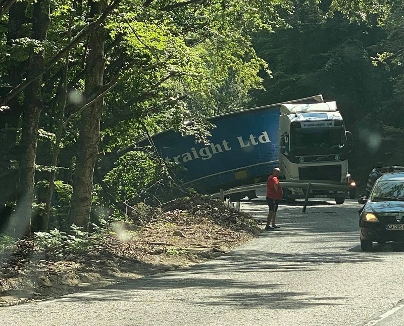 Временно движението през проход Петрохан по път II 81 в района