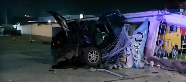 Автомобил се вряза в магазин за автомобили и сервиз в