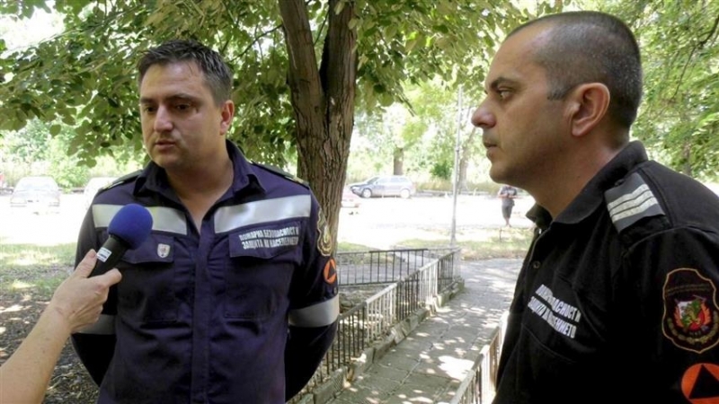 Двама служители на регионална дирекция Пожарна безопасност и защита на