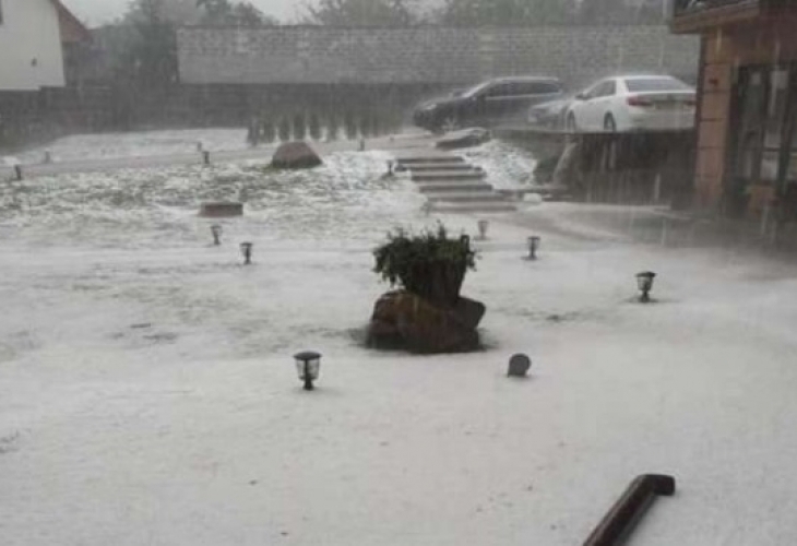Зимата дойде В украинският град Яремче вече падна сняг и