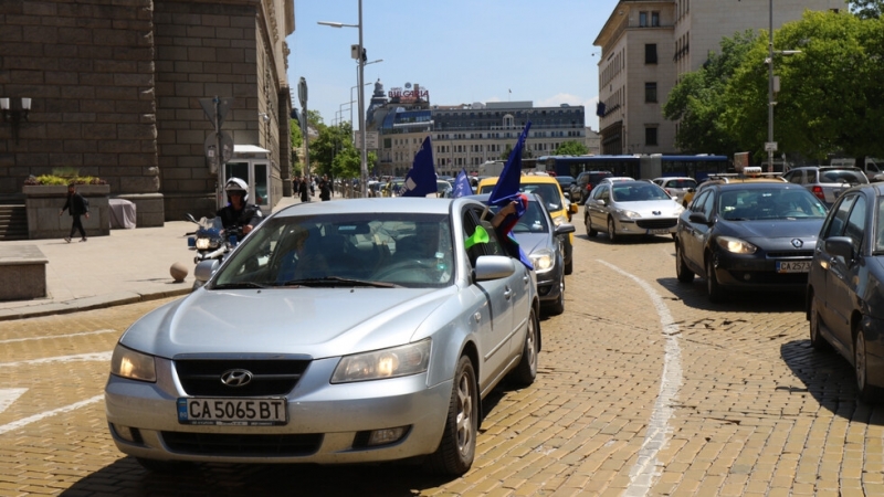Клаксони озвучиха центъра на София Коли на синдикат Защита тръгнаха