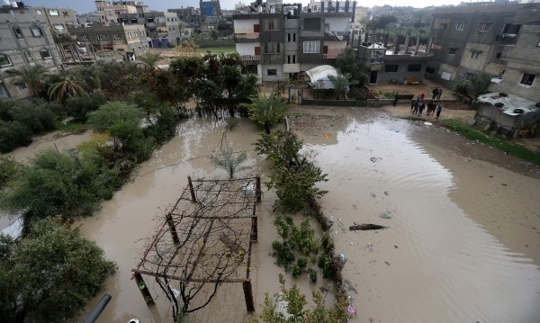 Девет тийнейджъри загинаха след като бяха отнесени от придошли води