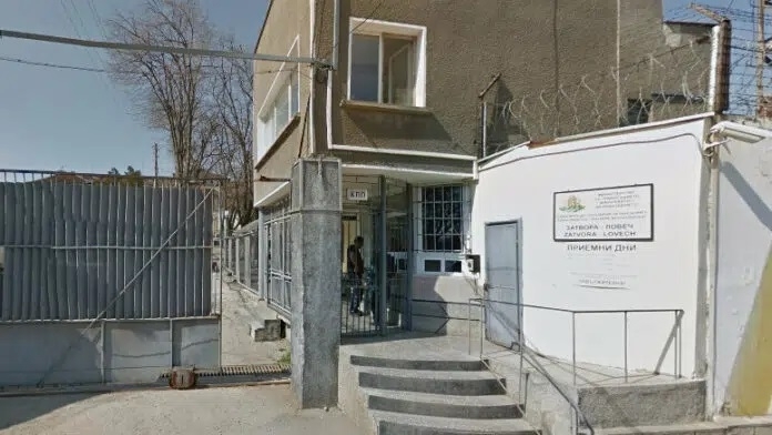 Щракнаха белезниците на жена, опитала да вкара наркотици в затвора в Ловеч /снимки/
