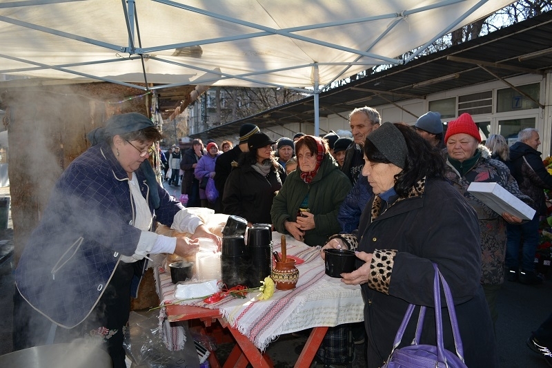 Традиционен курбан за Никулден раздадоха днес на общинския пазар в