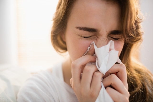 Симптомите при грип включват главоболие, повишена температура, треперене, кашлица, възпалено