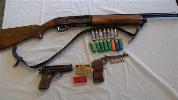 Полицаи са намерили незаконни оръжия и патрони в къща във