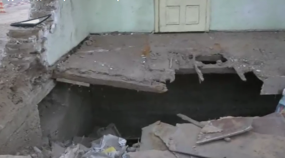 Къща в село Василовци се срути след като покрай нея