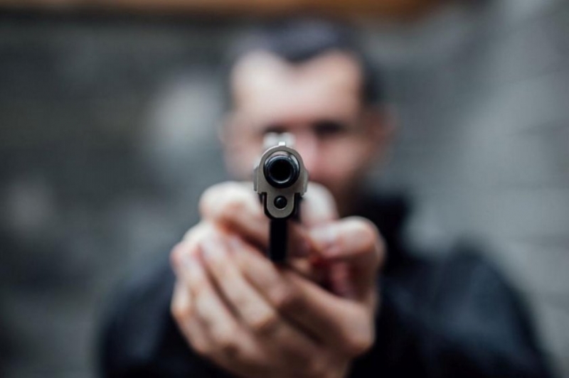 Полицията търси стрелец ранил човек в центъра на Варна съобщиха