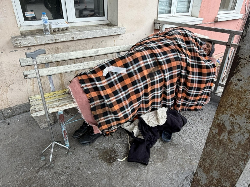 Човешка трагедия във Враца: Мъж 2 дни бедства пред болницата с рани, покрити с червеи /снимки/