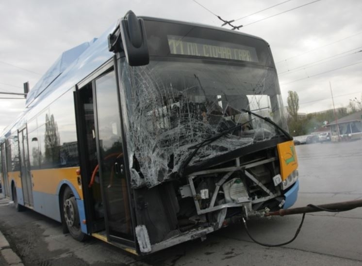 Тролей се блъсна в спирка в София