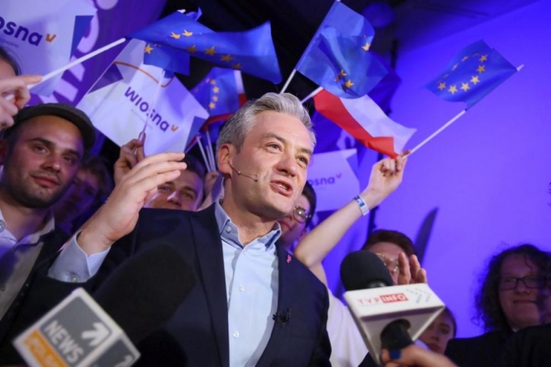 Полският евродепутат Роберт Бедрон е спасил мъж и двегодишния му син от