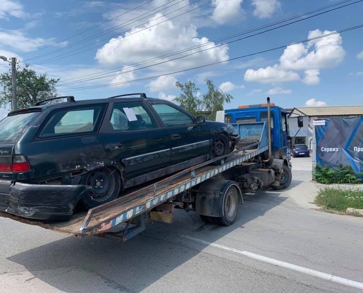 Продължава премахването на неизползваеми автомобили във Враца съобщиха от местната