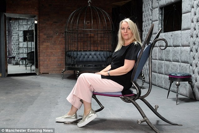 Ема Сейл е собственик на частния секс клуб Killing Kittens