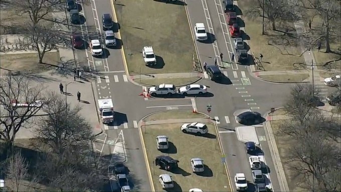 Ученик простреля двама преподаватели в денвърска гимназия вчера сутринта след като в при