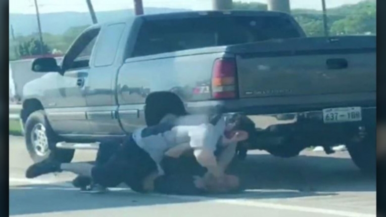 В американския гръд Чатануга щата Тенеси жена е заснела боя между двама