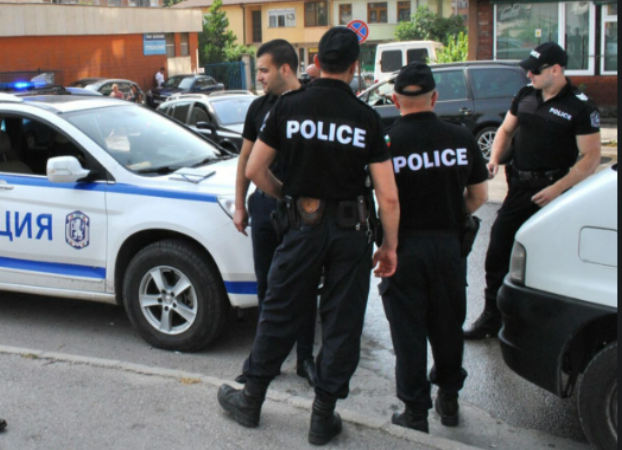 Удар на полицията! Ченгета заловиха дилър в Бяла Слатина, иззеха от колата му куп наркотици и списък с длъжници