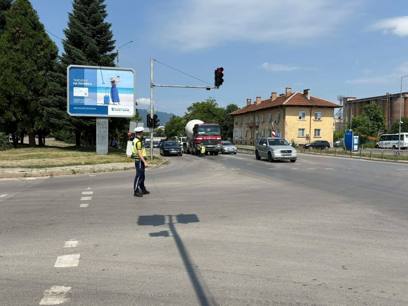Катастрофа с Ауди и цистерна предизвика транспортен хаос на оживен