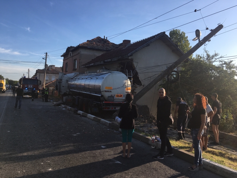 Стабилно е състоянието на пострадалите при тежката катастрофа с цистерна