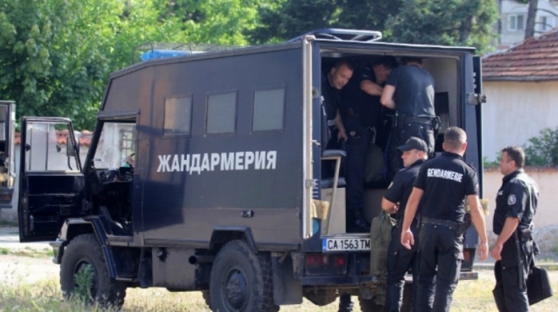 Спецакция в София, полиция и жандармерия окупираха в квартал "Христо Ботев"