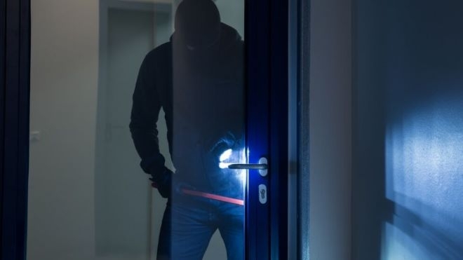 Задигнаха близо 7 бона и телефони от частен дом в