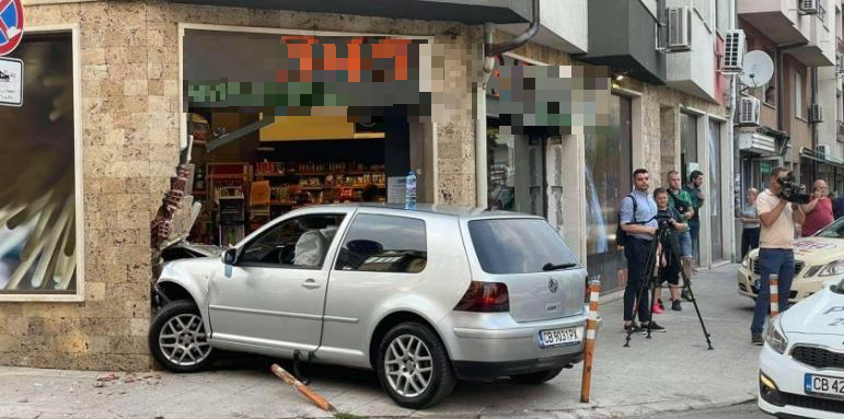 Пиян младеж е катастофирал в паркирана кола и магазин Лом