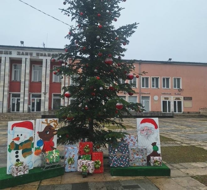 Вчера в Борован бяха запалени светлините на коледното дърво съобщиха