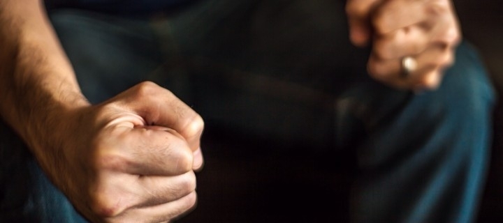 Задържаха мъж нападнал и удрял полицай по време на разпит