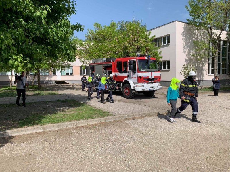 Демонстрации по гасене на пожар евакуация и други дейности показаха