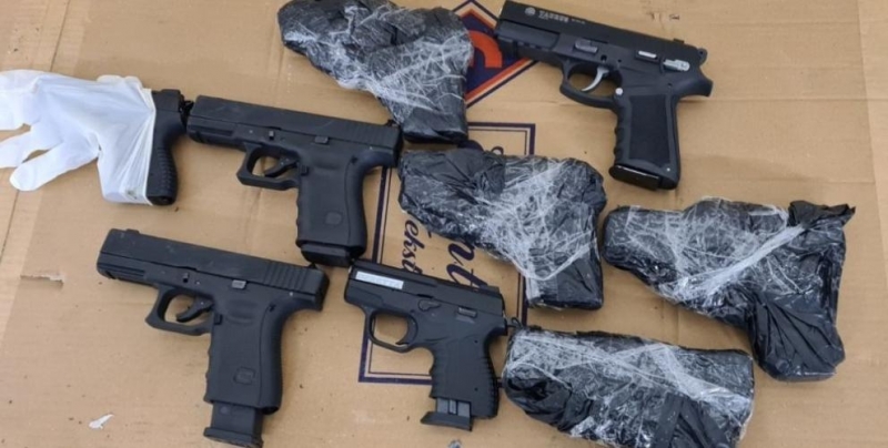 Митническите служители откриха 9 бойни пистолета при проверка на товарен автомобил съобщиха