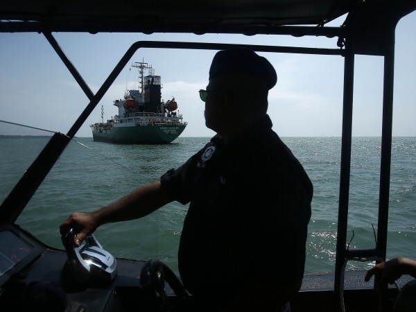 Германска корабна компания съобщи че пирати са отвлекли осем членове