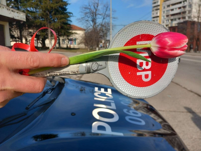 Пътна полиция Враца с мил жест към дамите по