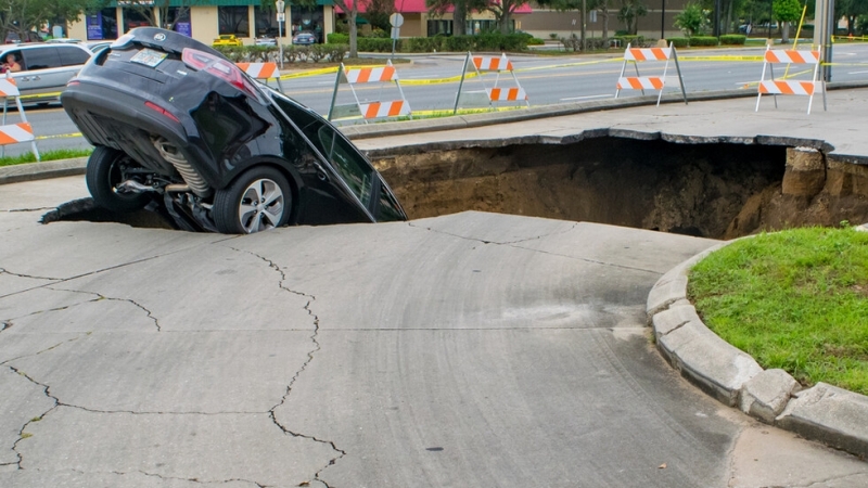 Шофьор оцеля след като пропадна с автомобила си в 40 метрова