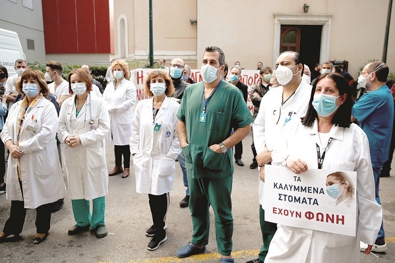 Почти 6500 здравни работници и 500 служители на Спешна помощ