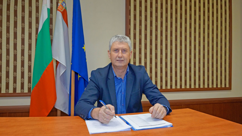 Кметът на Мездра Генади Събков поздрави преподавателите по случай Международния