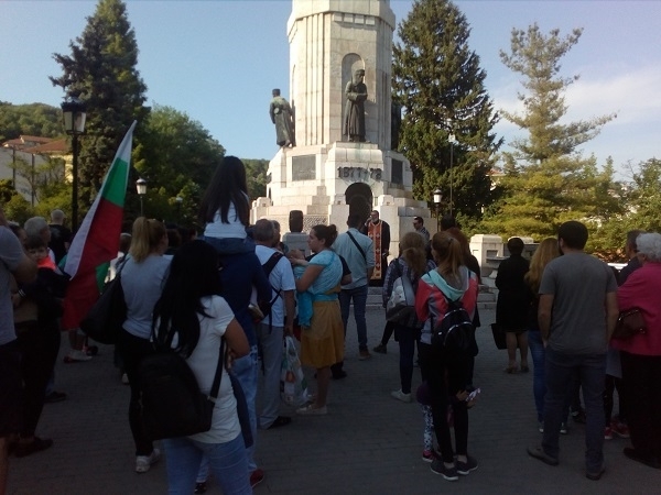 Около 60 родители се включиха във втория протест срещу Националната