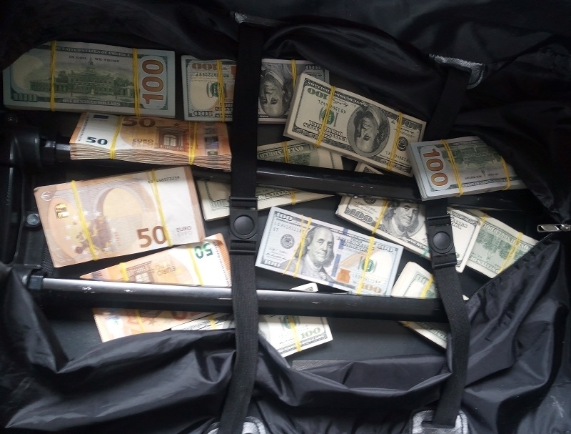 Митнически служители откриха недекларирана валута с обща левова равностойност 721