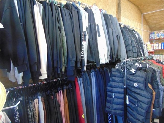 Конфискуваха дрехи менте от два магазина в Лом съобщиха от