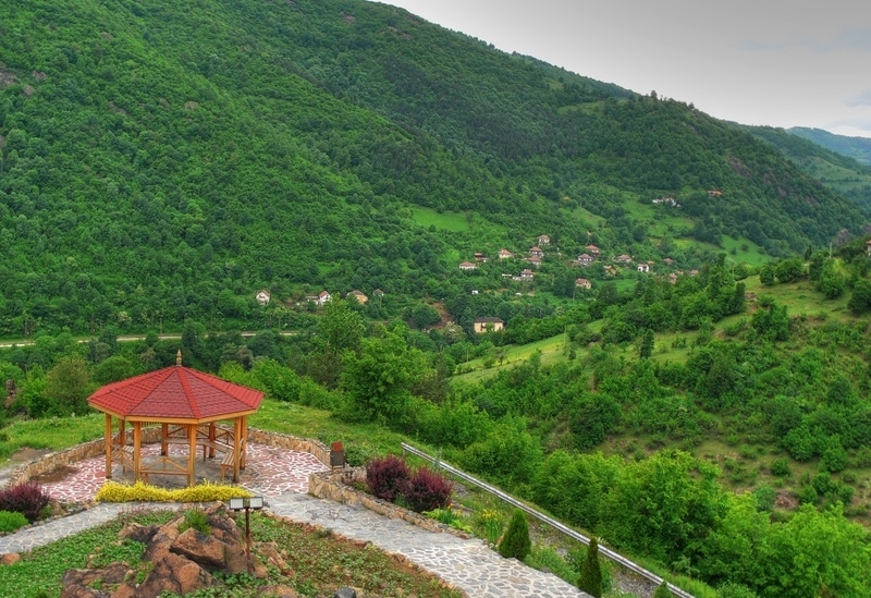 Нов кът за отдих и ограда пред Младежкия еко лагер