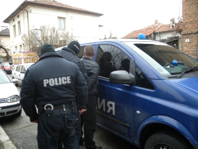 Полицаи са задържали четирима криминално проявени с наркотици в Берковица