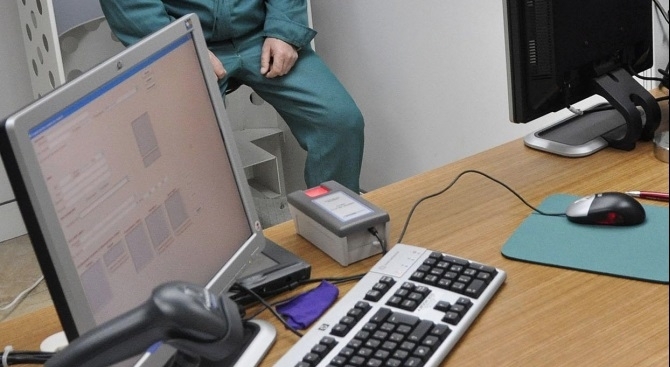 Дълго чакане на опашка за определена административна услуга нелюбезни служители