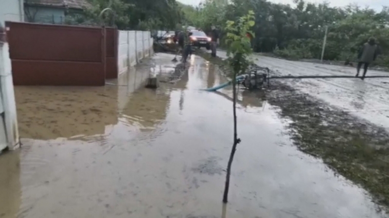 Придошли води отнесоха възрастен мъж в Южна Румъния съобщиха от