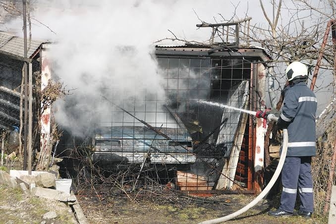 Пожар в гараж е вдигнал накрак огнеборци във Видинско съобщиха