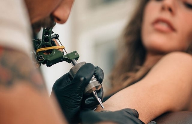 ЕС наложи забрана за използването на определени мастила за татуировки