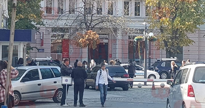 Жандармерия полиция и митнически служители преди минути нахлуха в централния