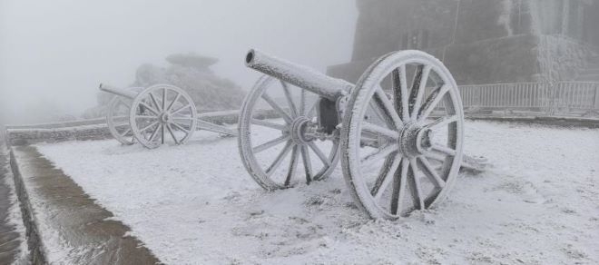Паметникът на Свободата осъмна в бяла премяна Тази нощ на връх